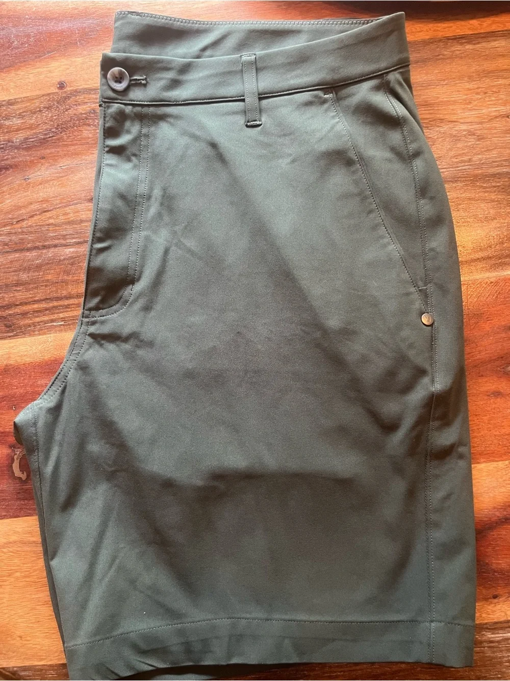 VUORI new Men’s Meta Shorts - NWOT - Sz 36 - Deep Green/ grey - PERFECT - Picture 2 of 5